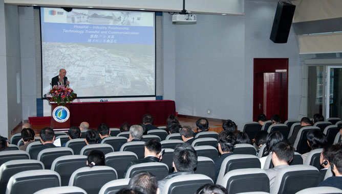 以色列沙巴中心的康复医院院长、特拉维夫大学萨克热医学院副院长希路莫?诺伊教授演讲